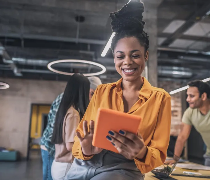 Funcionário da empresa com tablet na mão Funcionário da empresa com tablet na mão